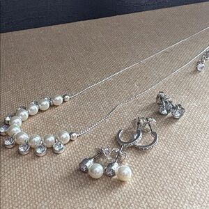 Avon 4 PC Pearl & Rhinestone Necklace & Earring with Velvet Wardrobe Box NIB 210